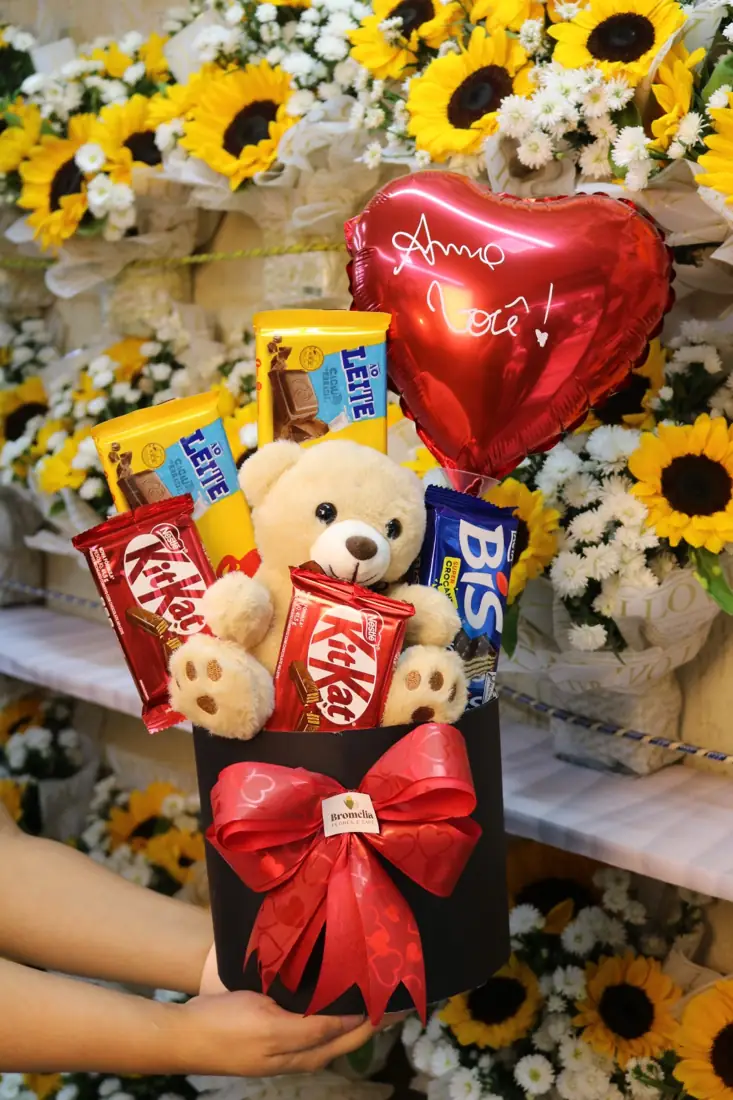 Cesta com ursinho, chocolates e balão de coração
