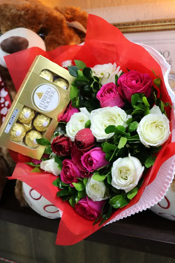 Buquê de rosas com caixa de chocolates
