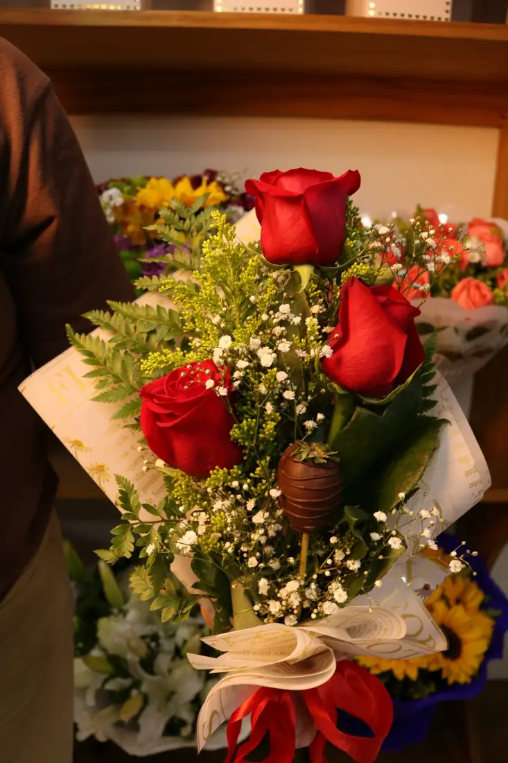 Buquê de três rosas vermelhas com morango