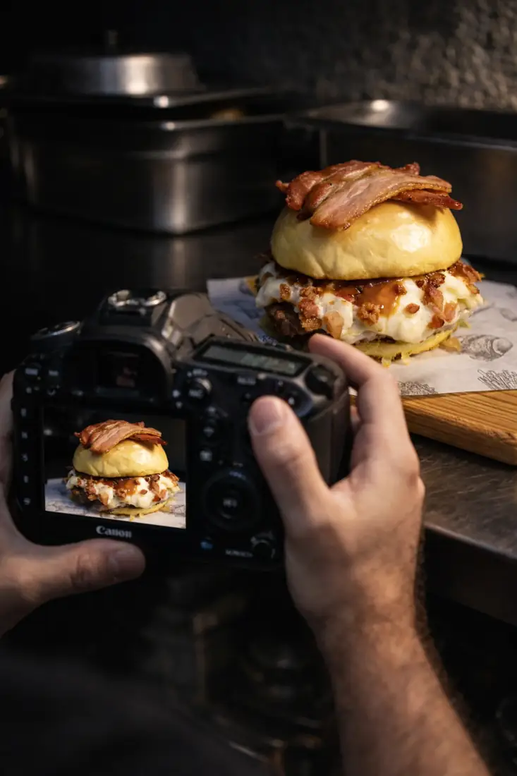 Bastidor de sessão: câmera fotografando um hambúrguer