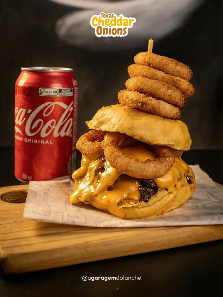 Hambúrguer com anéis de cebola e refrigerante