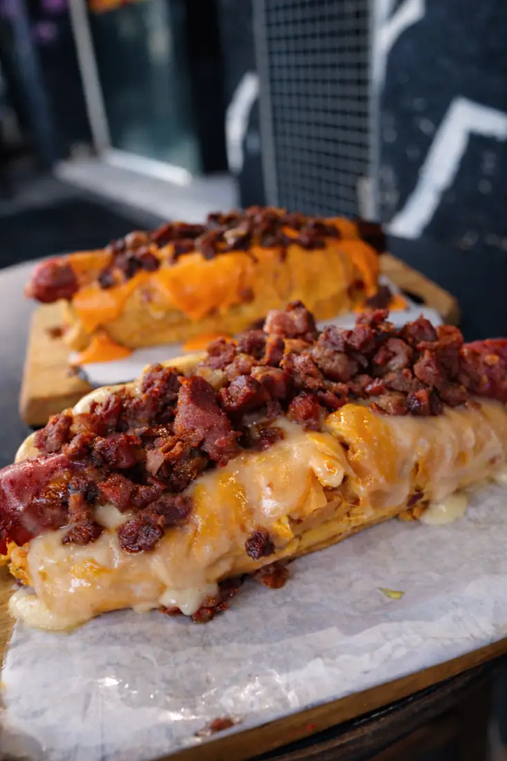 Cachorro-quente com queijo e bacon