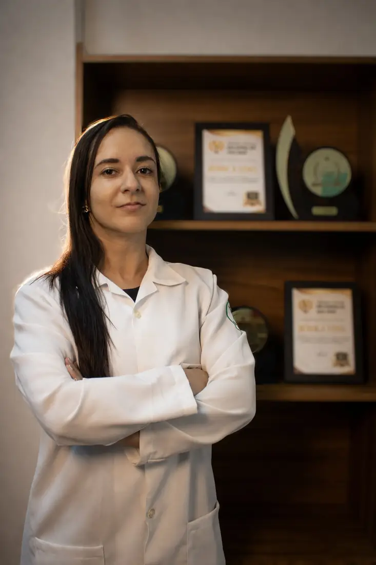 Retrato profissional em frente a estante de prêmios
