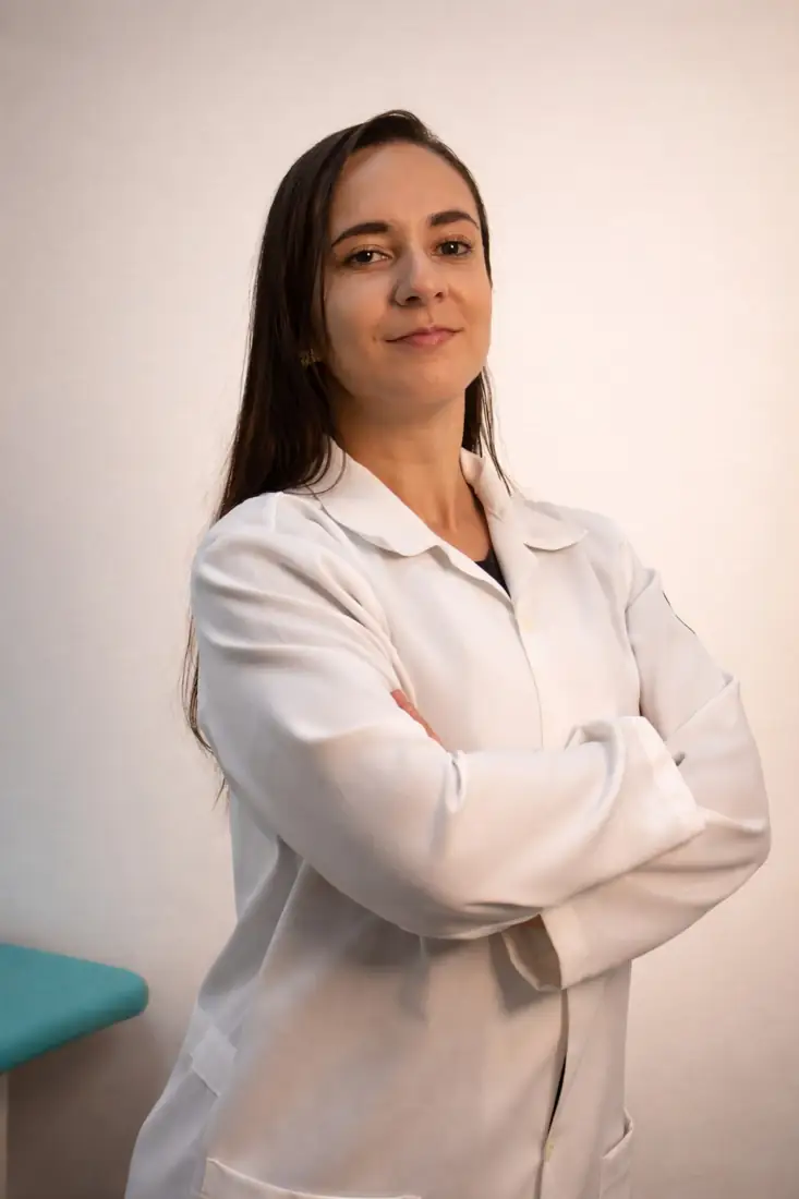 Retrato profissional de braços cruzados